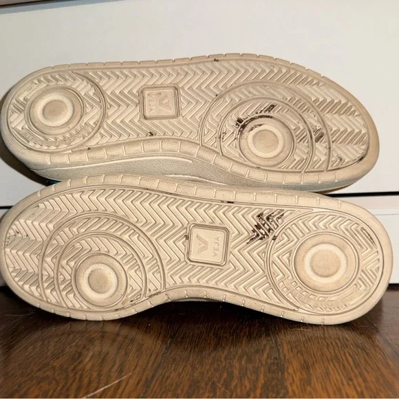 Veja Women's Green and Pink Sneakers - Picture 12 of 13